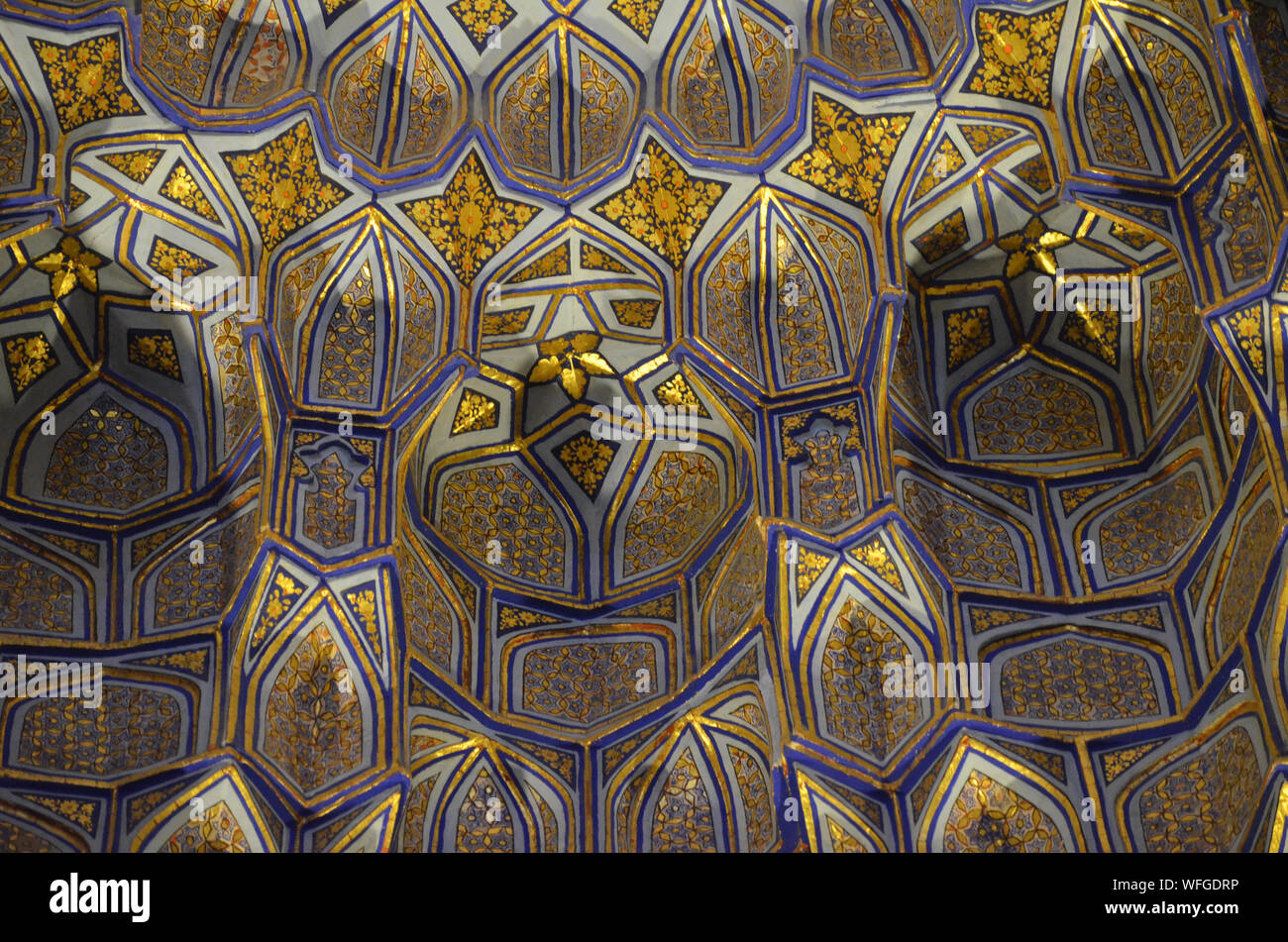 Elaborato da soffitto e da parete ornamenti al Gur-e Amir mausoleo complesso in Samarcanda, Uzbekistan Foto Stock
