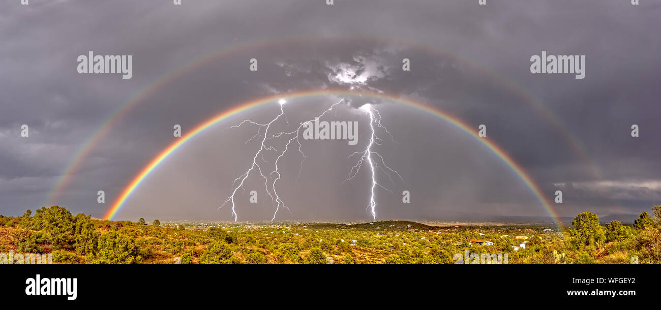 Doppio arcobaleno e temporali con fulmini avvicinando Chino Valley, Arizona, Stati Uniti Foto Stock