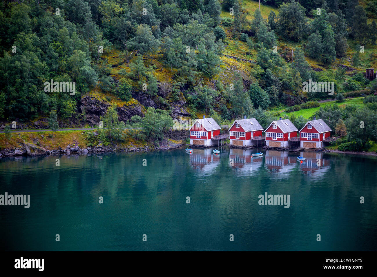 Fila di case che si affacciano su Aurlandsfjord, Flam, Flamsdalen, Sogn og Fjordane, Norvegia Foto Stock