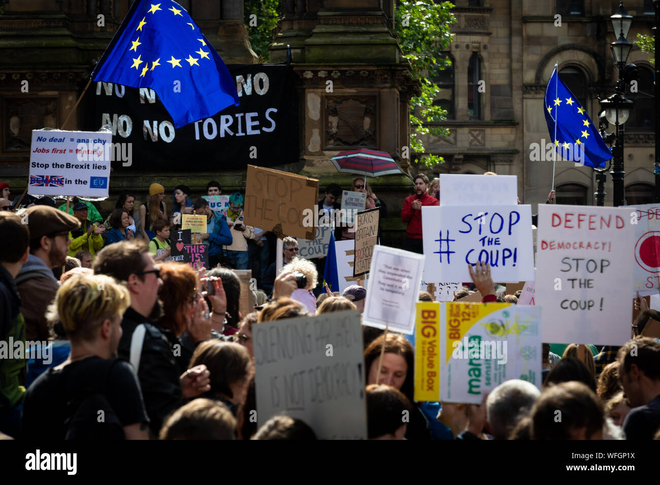 Manchester, Regno Unito. Il 31 agosto, 2019. Migliaia di dimostranti si sono riuniti per difendere la democrazia britannica e lotta contro Boris Johnson Brexit agenda. Questo è stato alla luce della decisione in precedenza questa settimana di sospendere il parlamento fino al mese di ottobre. Andy Barton/Alamy Live News Foto Stock