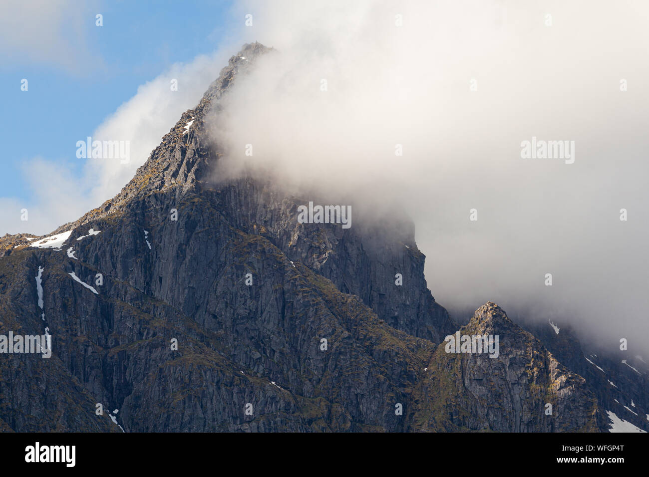 Picco di Dalsnubben avvolte in nubi Foto Stock