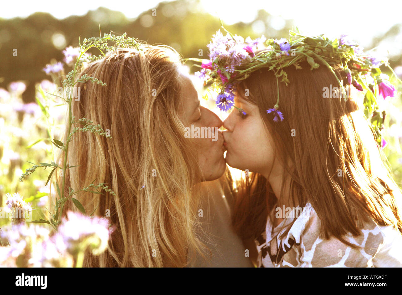 Madre e figlia kissing Foto Stock