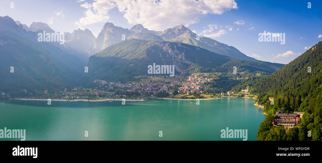 Vista aerea del lago di Molveno, Molveno, Trentino, Trento, Italia Foto Stock