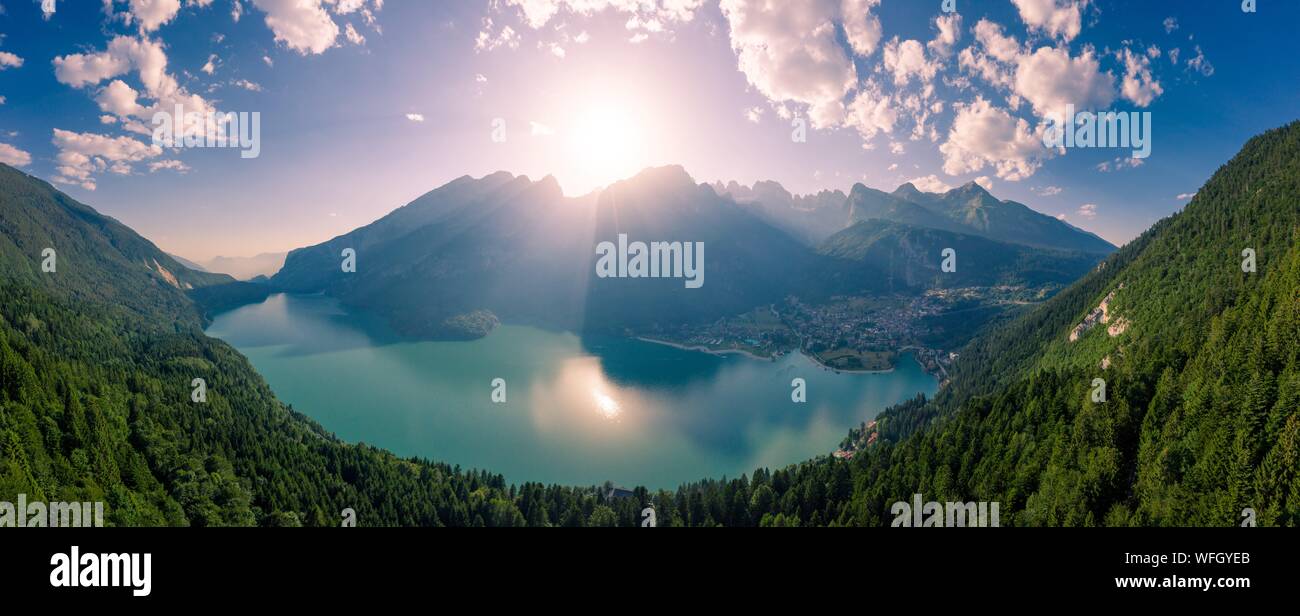 Vista aerea del lago di Molveno, Molveno, Trentino, Trento, Italia Foto Stock