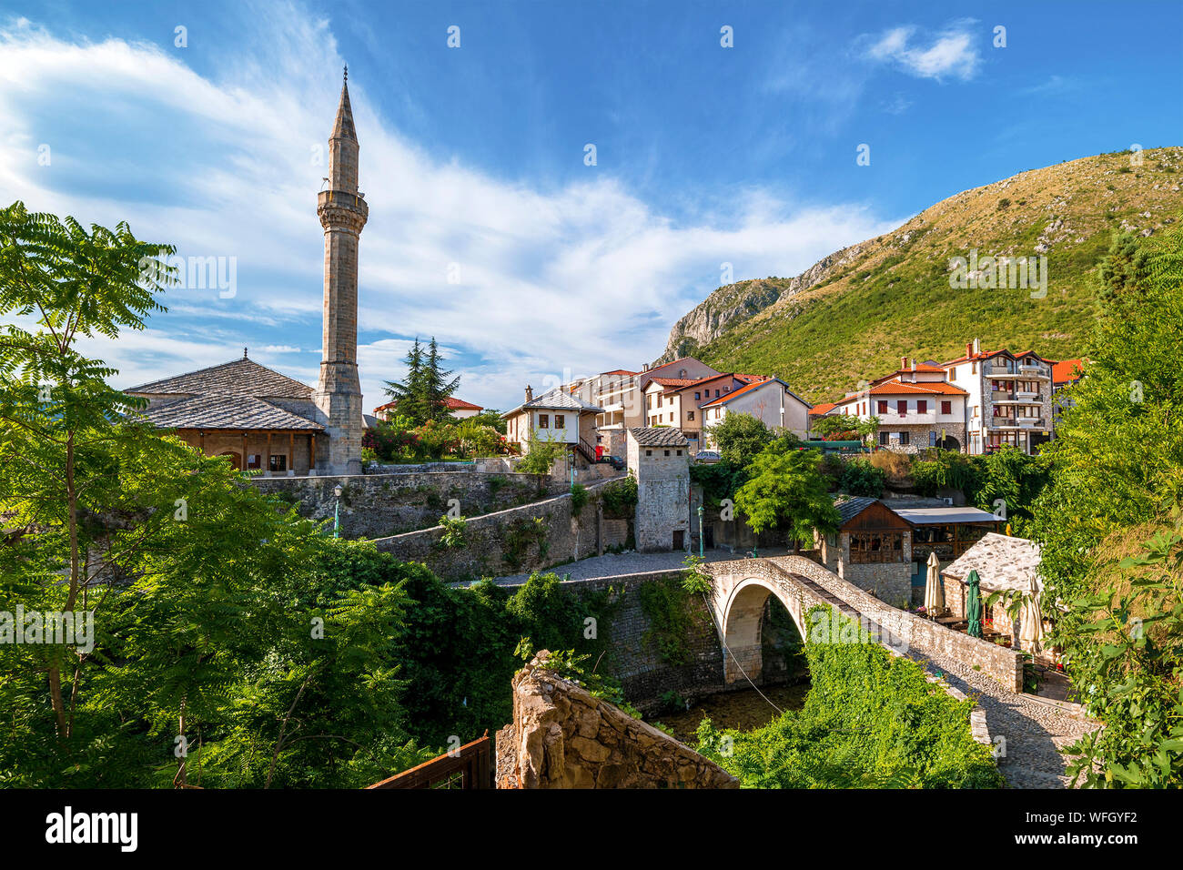 Kriva Cuprija bridge e moschea, Mostar, Bosnia Erzegovina Foto Stock