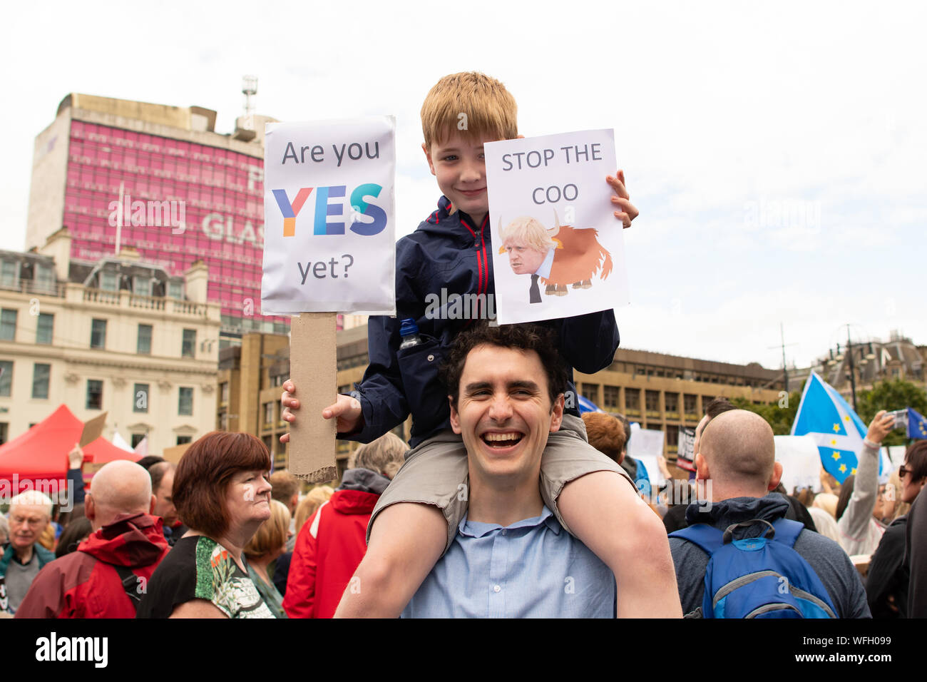 Glasgow, Scotland, Regno Unito - 31 August 2019: dimostranti presso la fermata del colpo di Stato, difendere la democrazia proteste in George Square, Glasgow. La protesta è parte di un progetto di ondata di proteste in tutto il paese per opporsi a Boris Johnson del piano di sospendere il parlamento del Regno Unito Credito: Kay Roxby/Alamy Live News Foto Stock