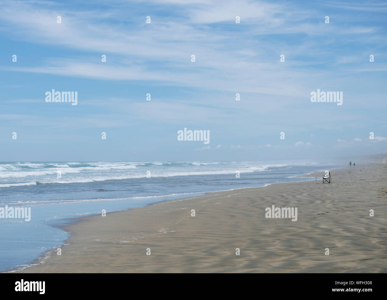 Sedia vuota su Ninety Mile Beach, Isola del nord, Nuova Zelanda Foto Stock