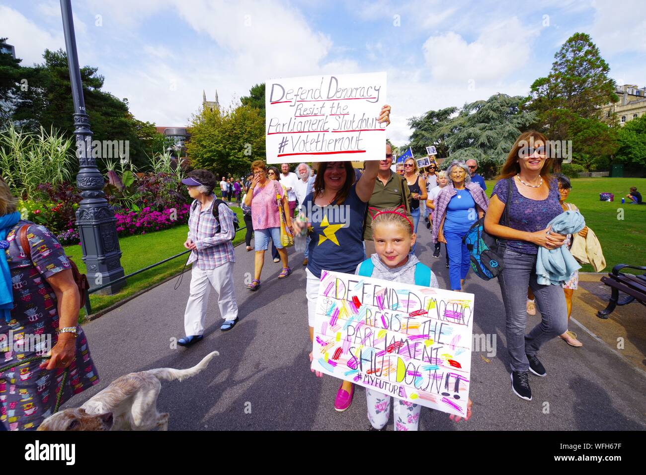 Diverse centinaia di persone in Bournemouth ha aderito con il Nationwide 'Stop il colpo di Stato' proteste. Il governo britannico guidato dal Primo ministro Boris Johnson ha arrestato il parlamento per cinque settimane utilizzando un meccanismo noto come proroguing. Una chiamata a livello nazionale per protesta contro l'azione dei governi hanno visto molte persone marzo e dimostrare in tutto il paese. Il 31 agosto 2019 il gruppo in Bounemouth è stata organizzata da Dorset per Europa e co ospitato da un'altra Europa è possibile. Foto Stock