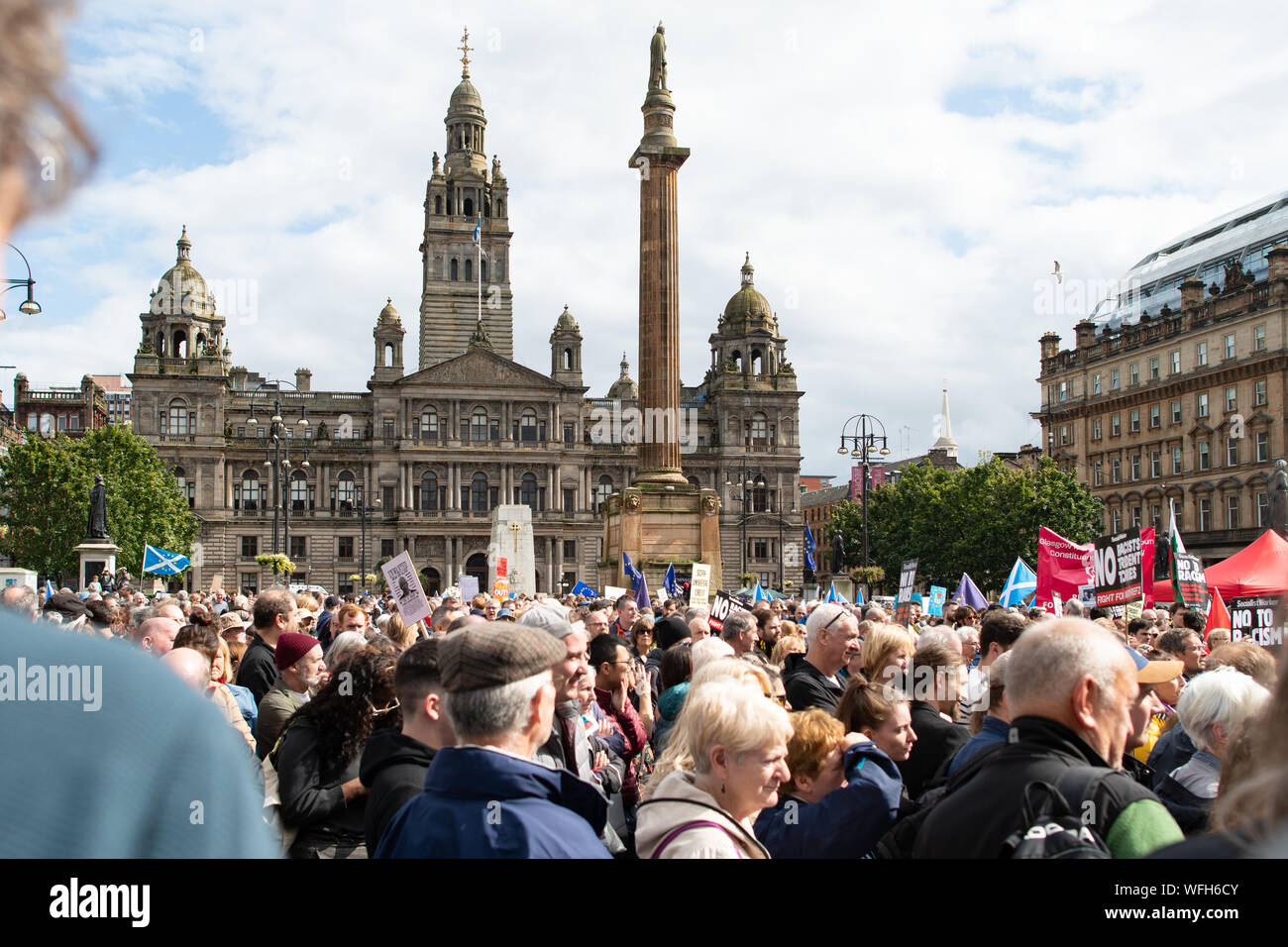 Glasgow, Scotland, Regno Unito - 31 August 2019: dimostranti presso la fermata del colpo di Stato, difendere la democrazia proteste in George Square, Glasgow. La protesta è parte di un progetto di ondata di proteste in tutto il paese per opporsi a Boris Johnson del piano di sospendere il parlamento del Regno Unito Credito: Kay Roxby/Alamy Live News Foto Stock