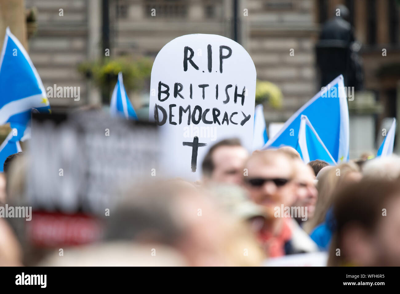 Glasgow, Scozia, Regno Unito - 31 agosto 2019: I manifestanti al colpo di stato Stop the, difendono la protesta della democrazia a George Square, Glasgow. La protesta fa parte della prevista ondata di proteste in tutto il paese per opporsi al piano di Boris Johnson di sospendere (prezzo) il Parlamento britannico credito: Kay Roxby / Alamy Live News Foto Stock