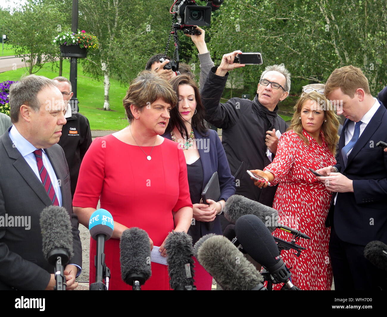 Arlene Foster parla di premere dopo l incontro con Boris Johnston a Stormont in Irlanda del Nord con: N Irlanda la DUP leader del partito Arlene Foster, centro colloqui alla media con DUP vice leader Nigel Dodds dove: Belfast N Ireland, Regno Unito quando: 31 lug 2019 Credit: WENN.com Foto Stock