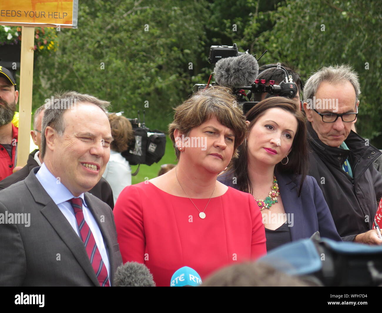 Arlene Foster parla di premere dopo l incontro con Boris Johnston a Stormont in Irlanda del Nord con: N Irlanda la DUP leader del partito Arlene Foster, centro colloqui alla media con DUP vice leader Nigel Dodds dove: Belfast N Ireland, Regno Unito quando: 31 lug 2019 Credit: WENN.com Foto Stock