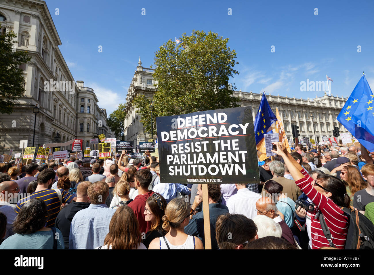 London, Regno Unito - Agosto 31, 2019: i manifestanti al di fuori di Downing Street contro Boris Johnson per la decisione di sospendere il parlamento nella corsa fino a Brexit. Foto Stock