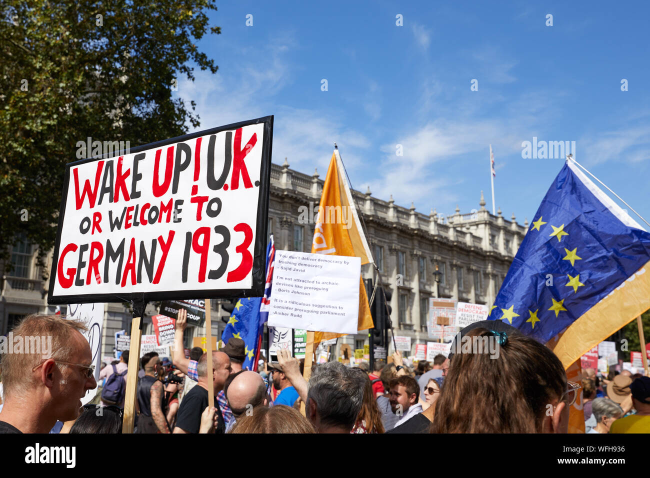 London, Regno Unito - Agosto 31, 2019: i manifestanti al di fuori di Downing Street contro Boris Johnson per la decisione di sospendere il parlamento nella corsa fino a Brexit. Foto Stock