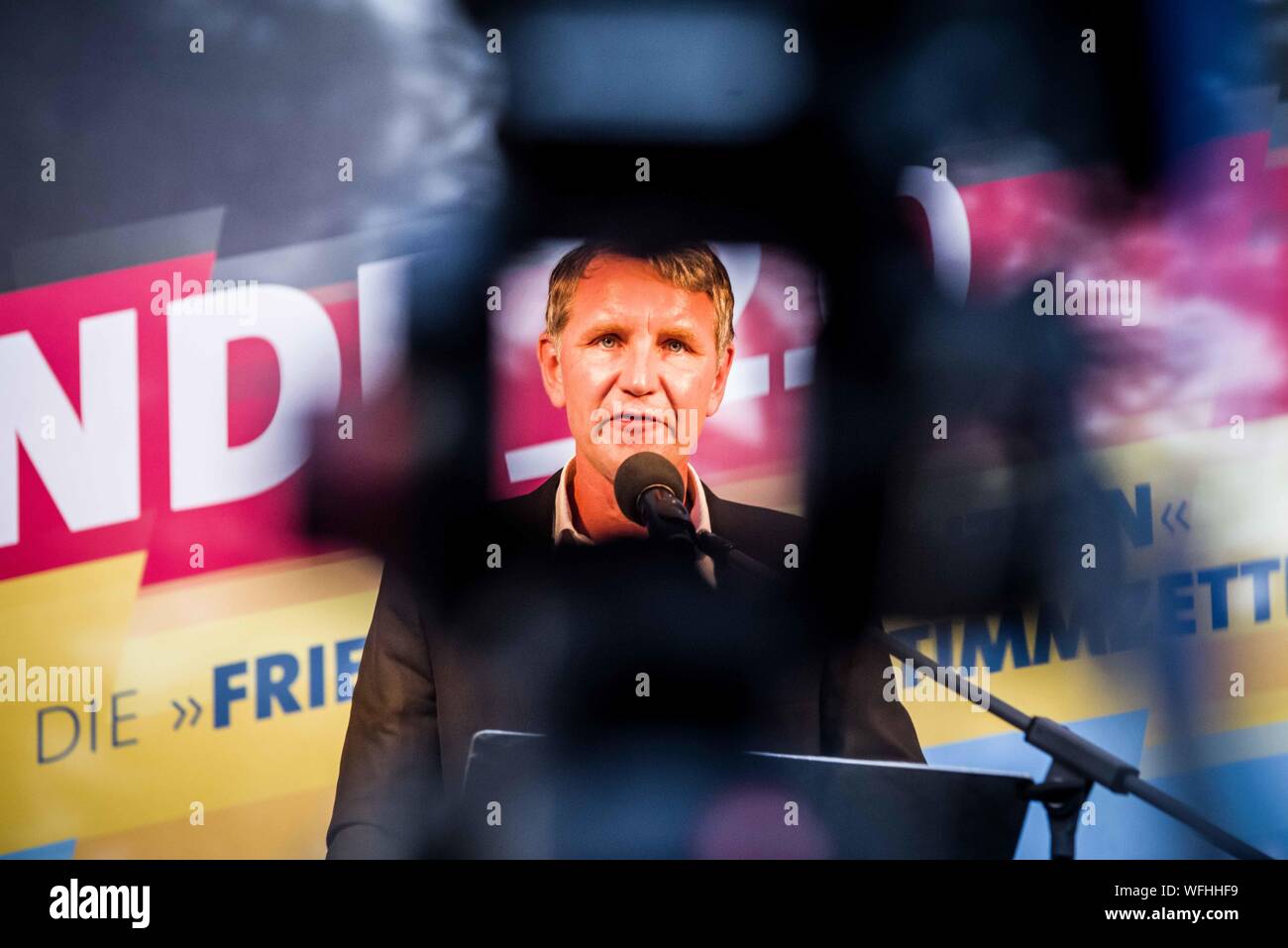 Koenigs Wusterhausen, Brandeburgo, Germania. Il 30 agosto, 2019. BJOERN HOECKE (BjÃ rn¶HÃ¶cke) dell'Alternativa per la Germania Turingia di rally in Koenigs Wusterhausen per la merlati Andreas Kalbitz, che è stato recentemente outed nuovamente con calcestruzzo neonazi connessioni. Mira ad essere il partito più forte nella parte orientale di Stato del Land di Brandeburgo, in Germania, la AfD ha tenuto un Wahlparty (elezione di partito) a Koenigs Wusterhausen. Alla riunione hanno partecipato figure come Andreas Kalbitz, che è stato recentemente outed con collegamenti a estremista di destra cerchi, Bjoern Hoecke, il merlati rasoterra dalla distanza del file AfD in Turingia e Cr Foto Stock