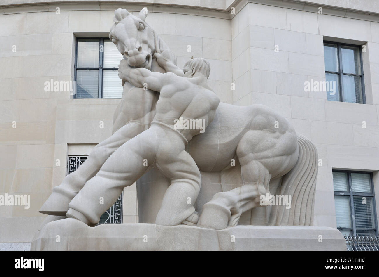 L'uomo controllo del commercio statua, la Commissione federale per il commercio edificio, Washington, DC, Stati Uniti d'America Foto Stock