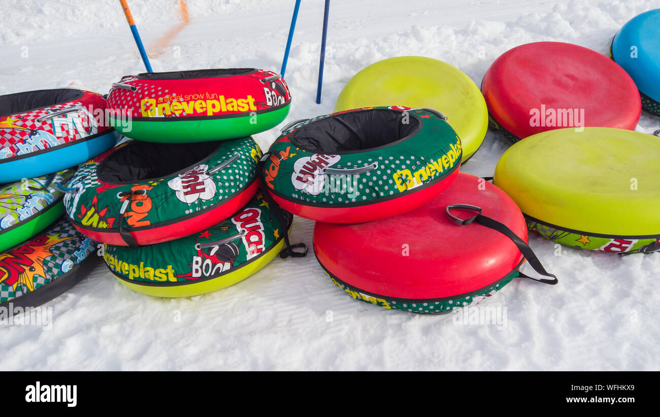 Colorata in gomma o materia plastica anello sci di scivolare sulla neve. Divertimento nella stagione invernale Foto Stock