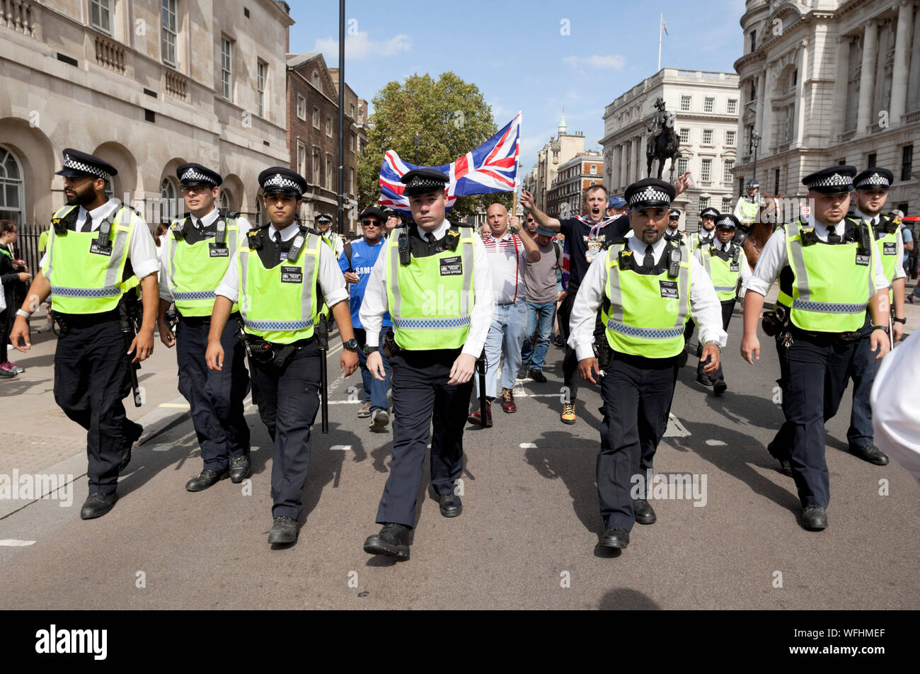 Inglese Lega di difesa contro la dimostrazione per la Difesa della Democrazia protestare Whitehall London 31 Agosto 2019 Foto Stock