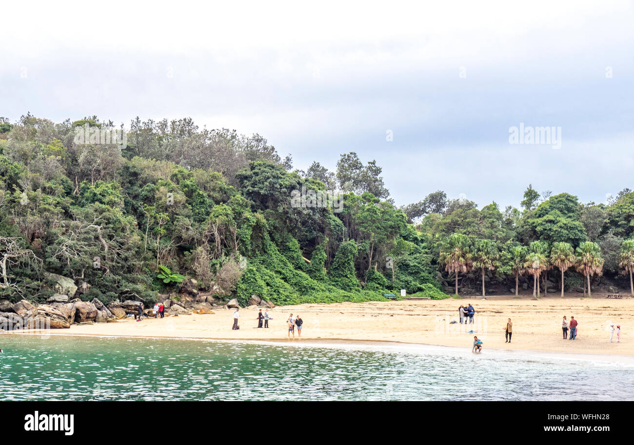 Persone in piedi sulla spiaggia di sabbia di Shelly Beach Manly Sydney NSW Australia. Foto Stock