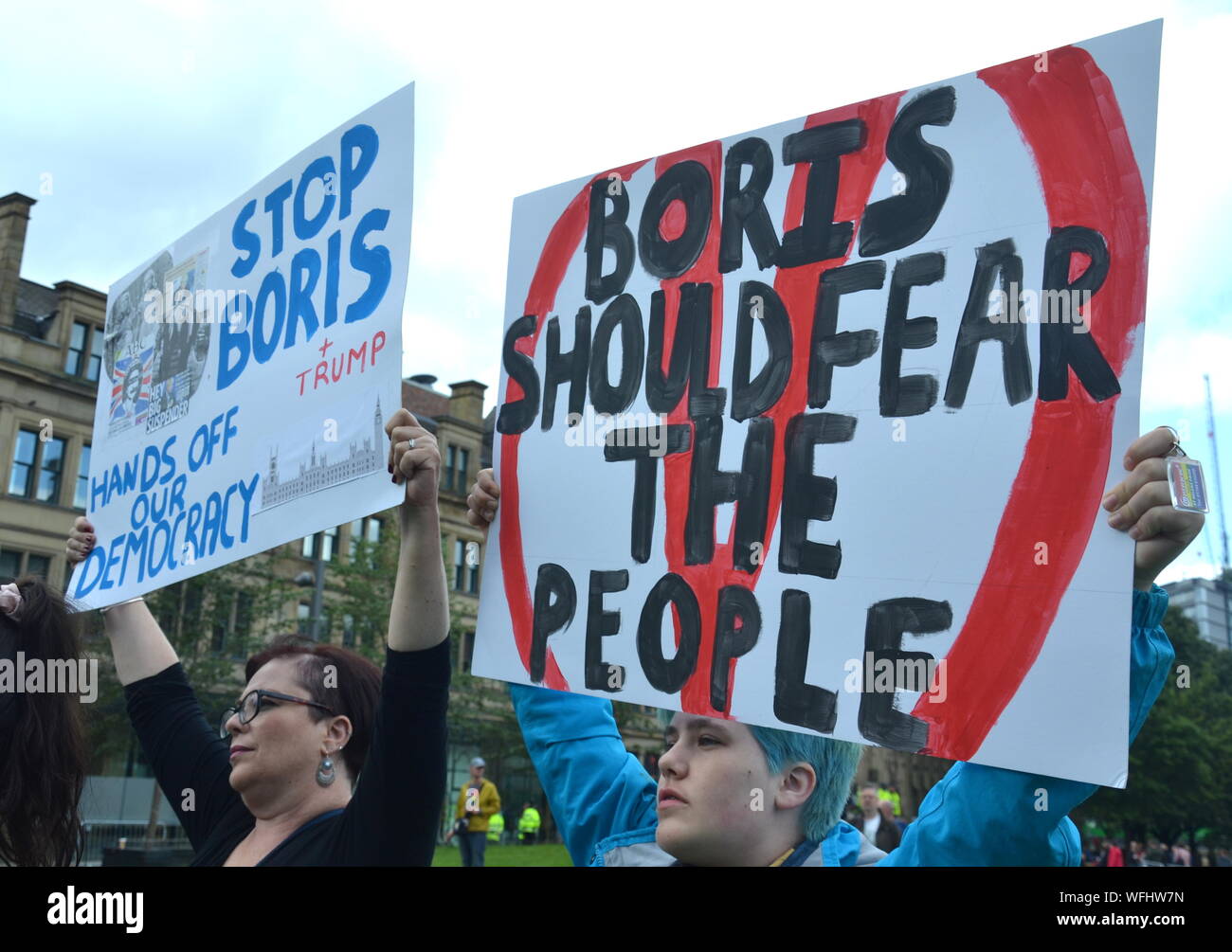 Un arresto del colpo di Stato protesta a Manchester, UK, il 31 agosto 2019, presso il Primo Ministro Boris Johnson sospensione del Parlamento nella corsa fino a brexit, una delle tante proteste in tutto il Regno Unito. I dimostranti si sono riuniti sotto la pioggia in Cattedrale Gardens nel centro di Manchester per un rally, poi diverse migliaia di persone hanno marciato per Albert Square accanto al Municipio per ulteriori interventi. Foto Stock