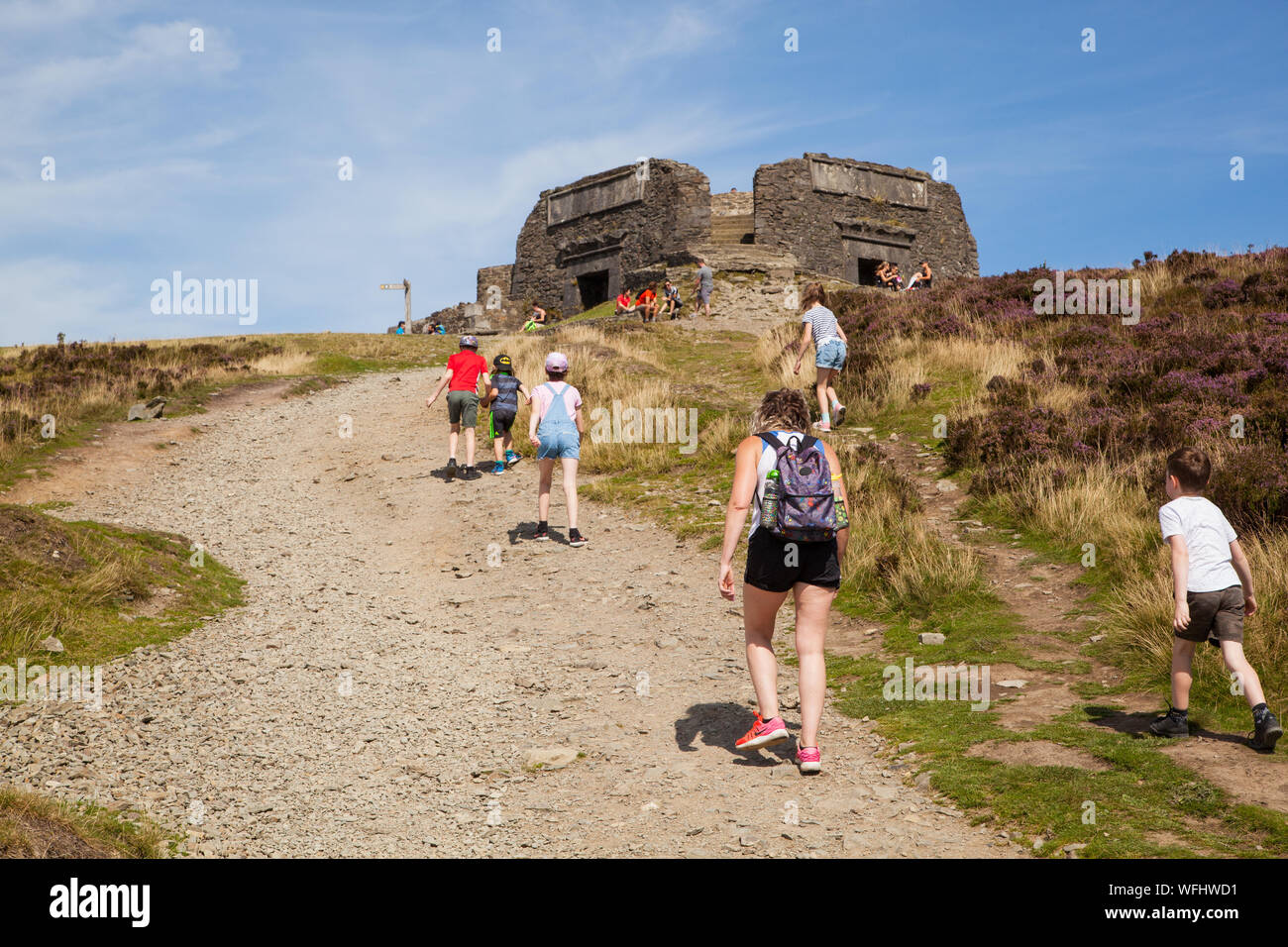 Gli uomini delle donne e dei bambini e delle famiglie a piedi Offas Dyke sentiero nella Clwydian Hills vicino alla Torre Jubliee sul vertice di Moel Famau Galles di montagna Foto Stock