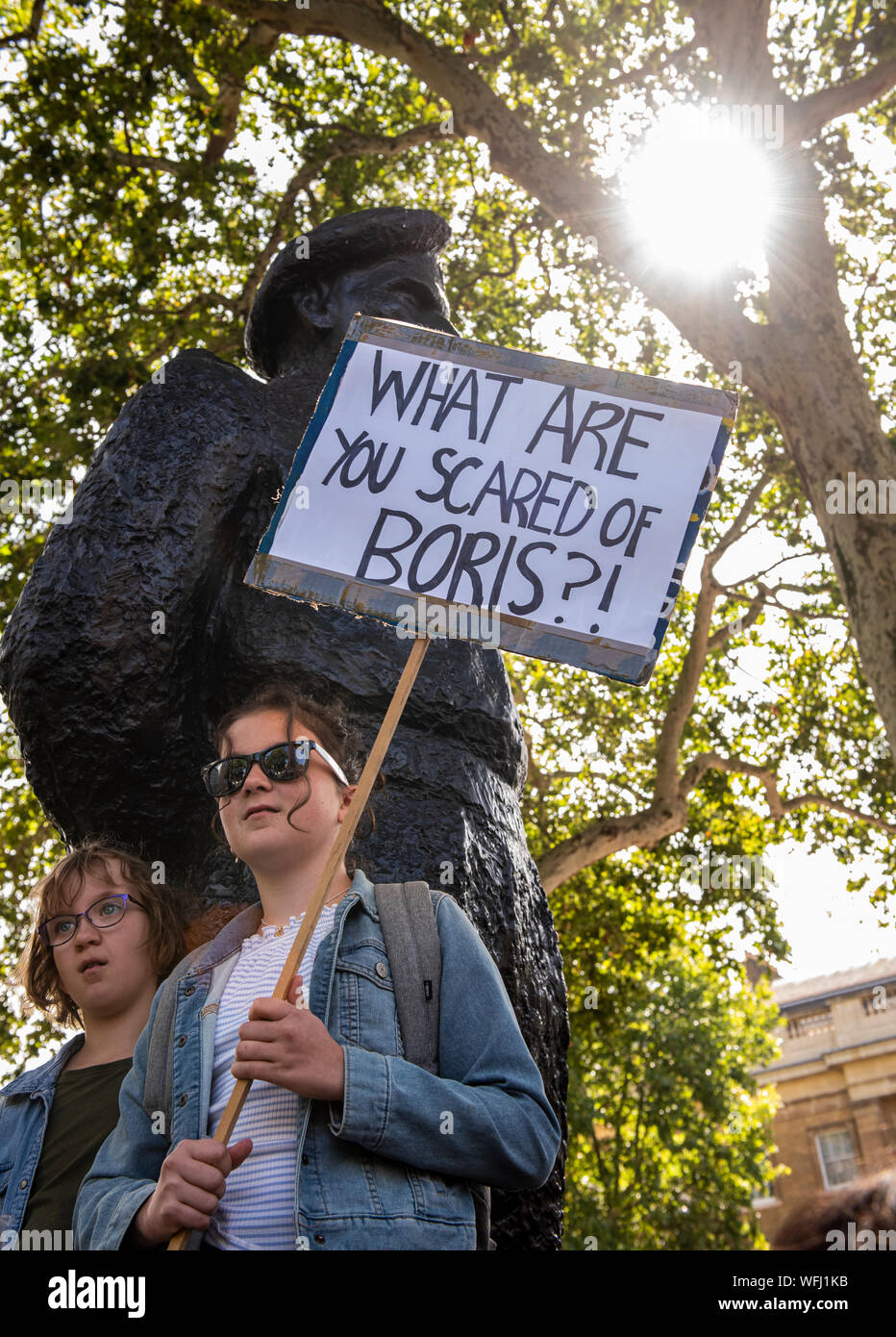 Teenage manifestanti con striscione alla 'Stop il colpo di Stato, difendere la democrazia' protesta di fronte statua al di fuori di Downing Street, Londra, Regno Unito, 31 agosto 2019 Foto Stock