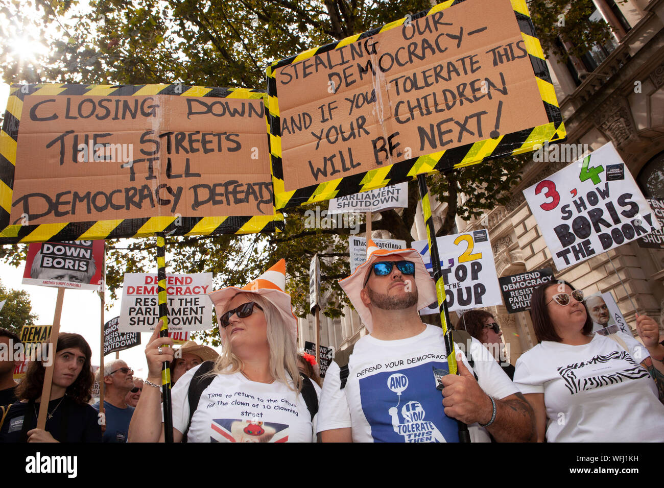 Decine di migliaia di pro-democrazia manifestanti si rivelò a Downing Street, riempimento Whitehall dalla piazza del Parlamento a Trafalgar Square per protestare contro la prevista proroga del Parlamento e un possibile No-Deal Brexit. Foto Stock