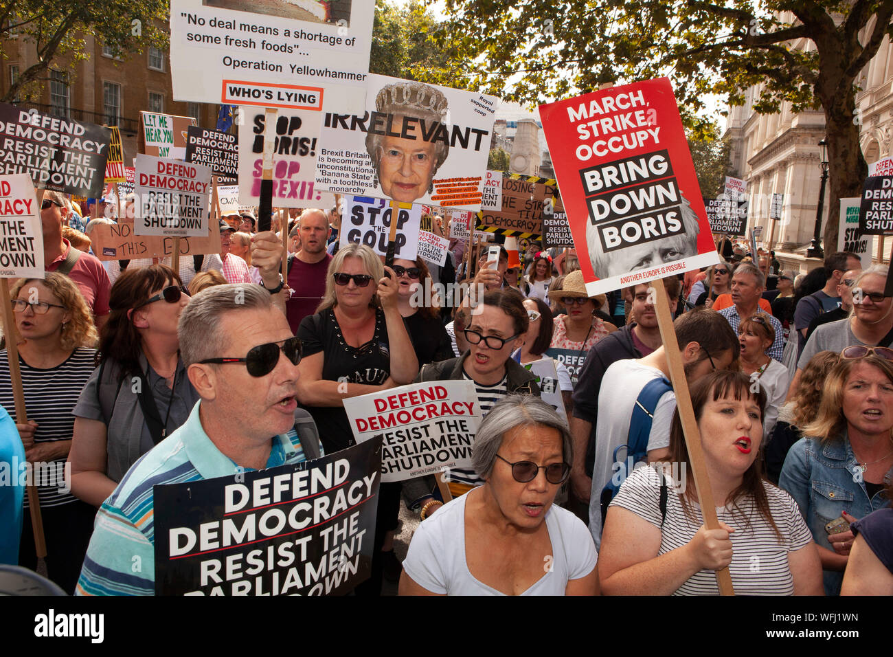 Decine di migliaia di pro-democrazia manifestanti si rivelò a Downing Street, riempimento Whitehall dalla piazza del Parlamento a Trafalgar Square per protestare contro la prevista proroga del Parlamento e un possibile No-Deal Brexit. Foto Stock