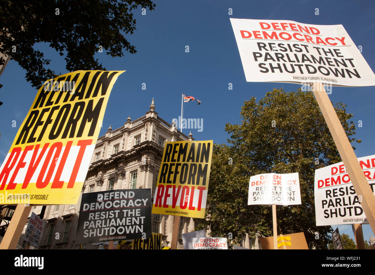 Decine di migliaia di pro-democrazia manifestanti si rivelò a Downing Street, riempimento Whitehall dalla piazza del Parlamento a Trafalgar Square per protestare contro la prevista proroga del Parlamento e un possibile No-Deal Brexit. Foto Stock