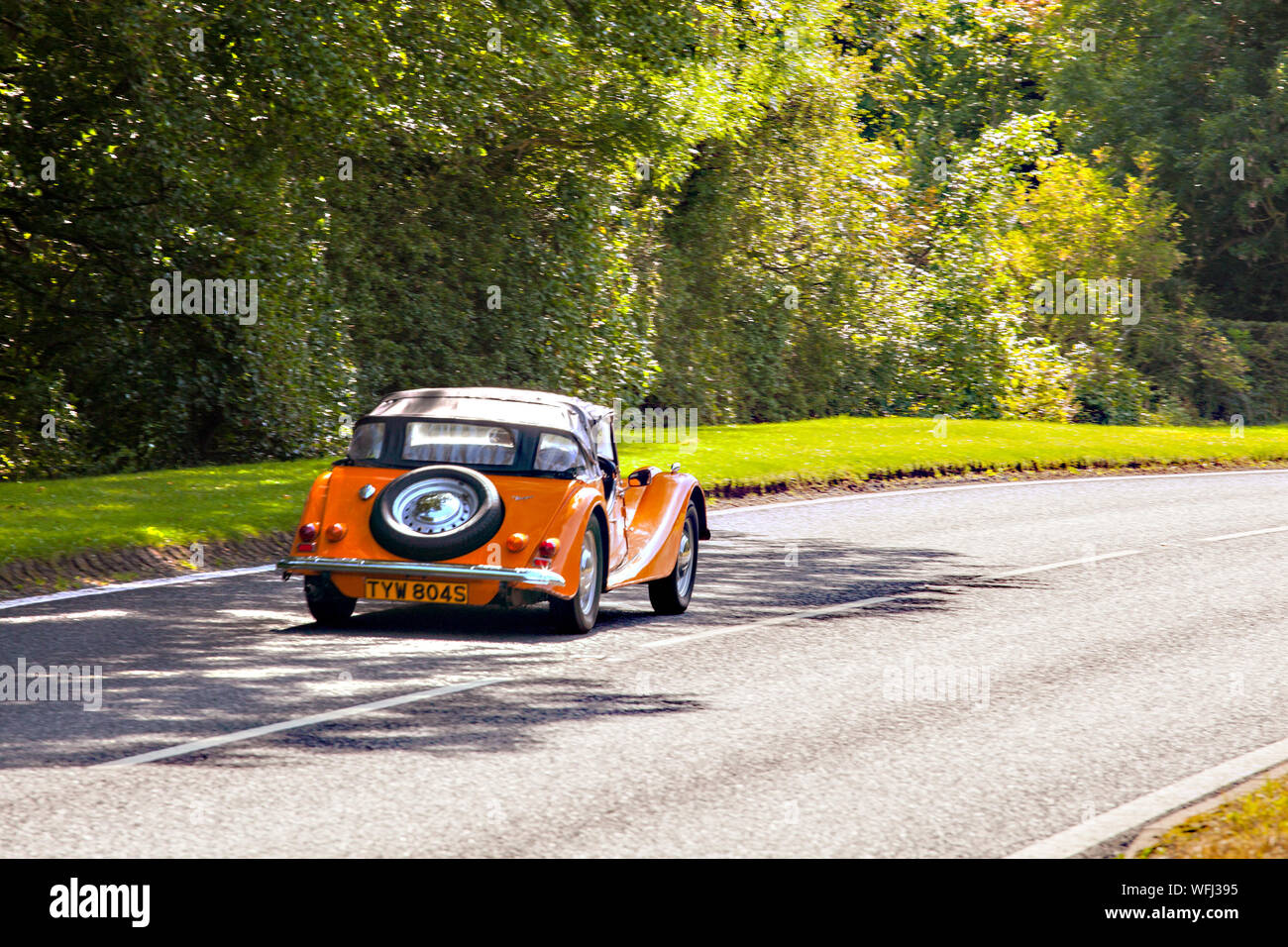 Morgan motor car guida lungo una strada di campagna nella campagna inglese Foto Stock