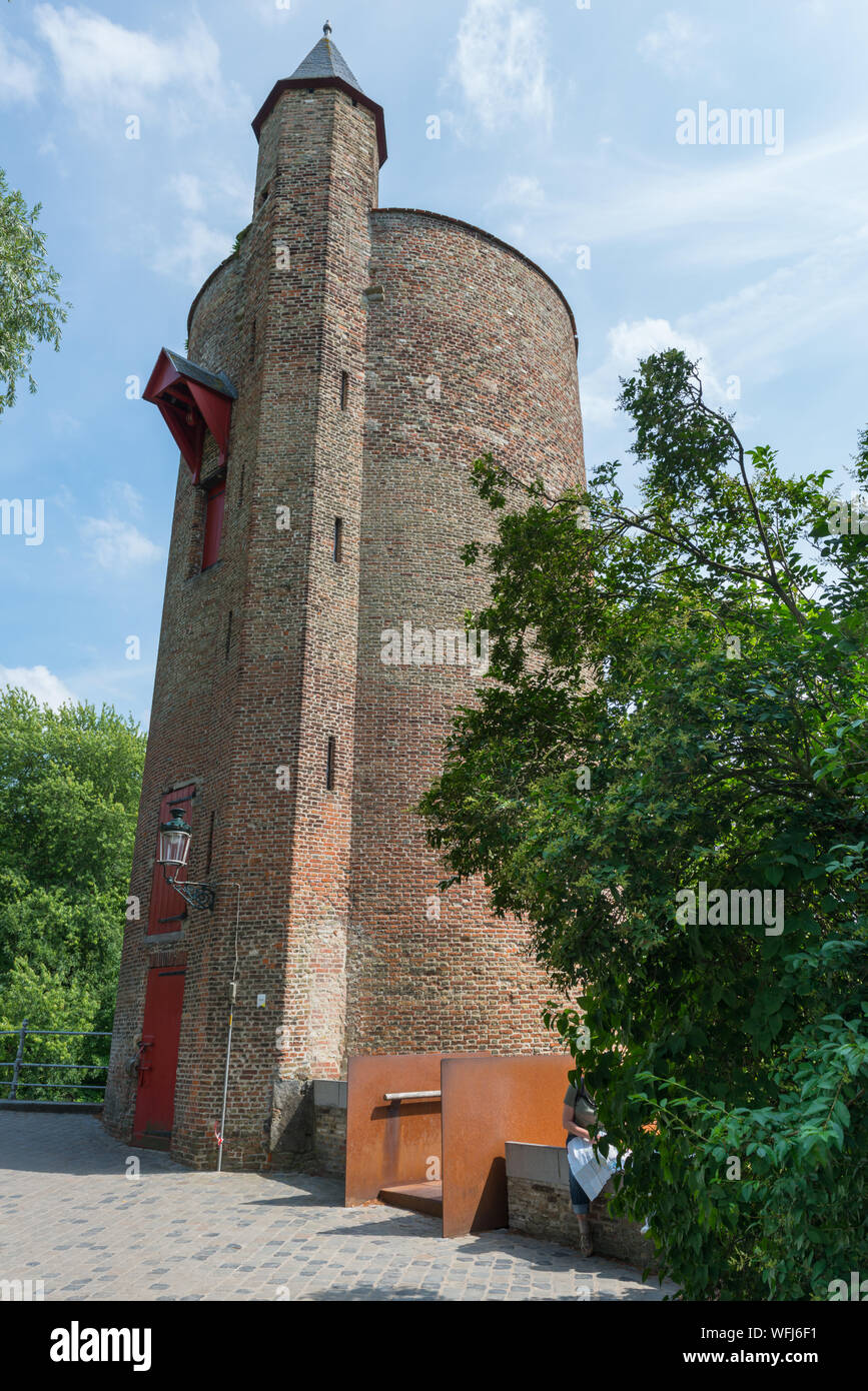 Poertoren ( Torre della Polvere ) vicino a Minnewater ( Lago di amore ) in Bruges, Belgio Foto Stock