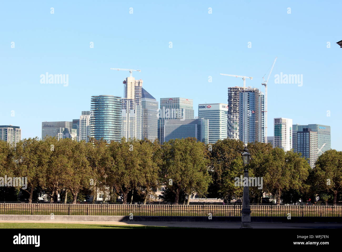 Una fotografia di grattacieli di Canary Wharf, Londra, su una soleggiata giornata estiva. Il quartiere finanziario, la città capitale. Foto Stock