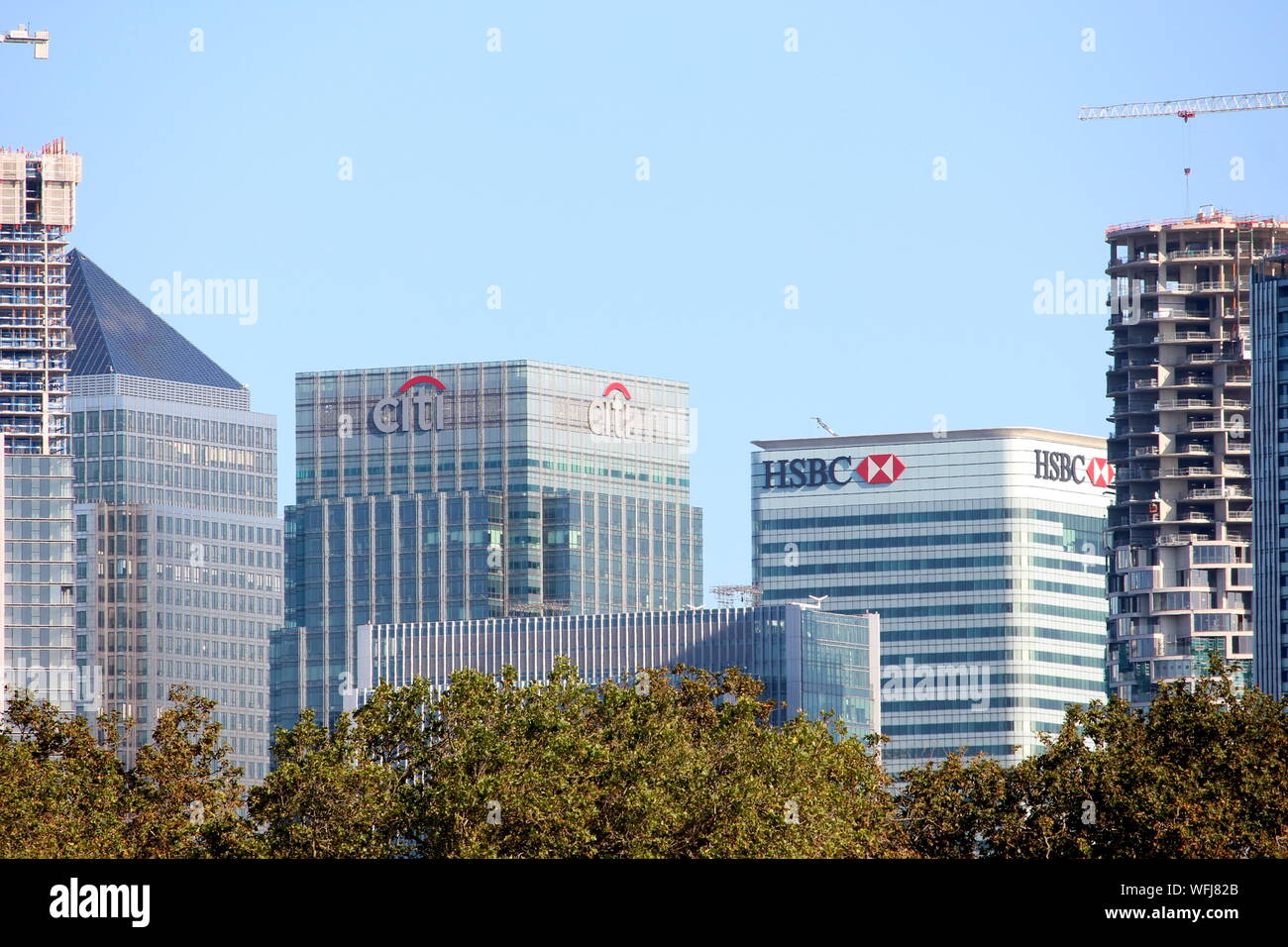 Una fotografia di grattacieli di Canary Wharf, Londra, su una soleggiata giornata estiva. Il quartiere finanziario, la città capitale. Foto Stock