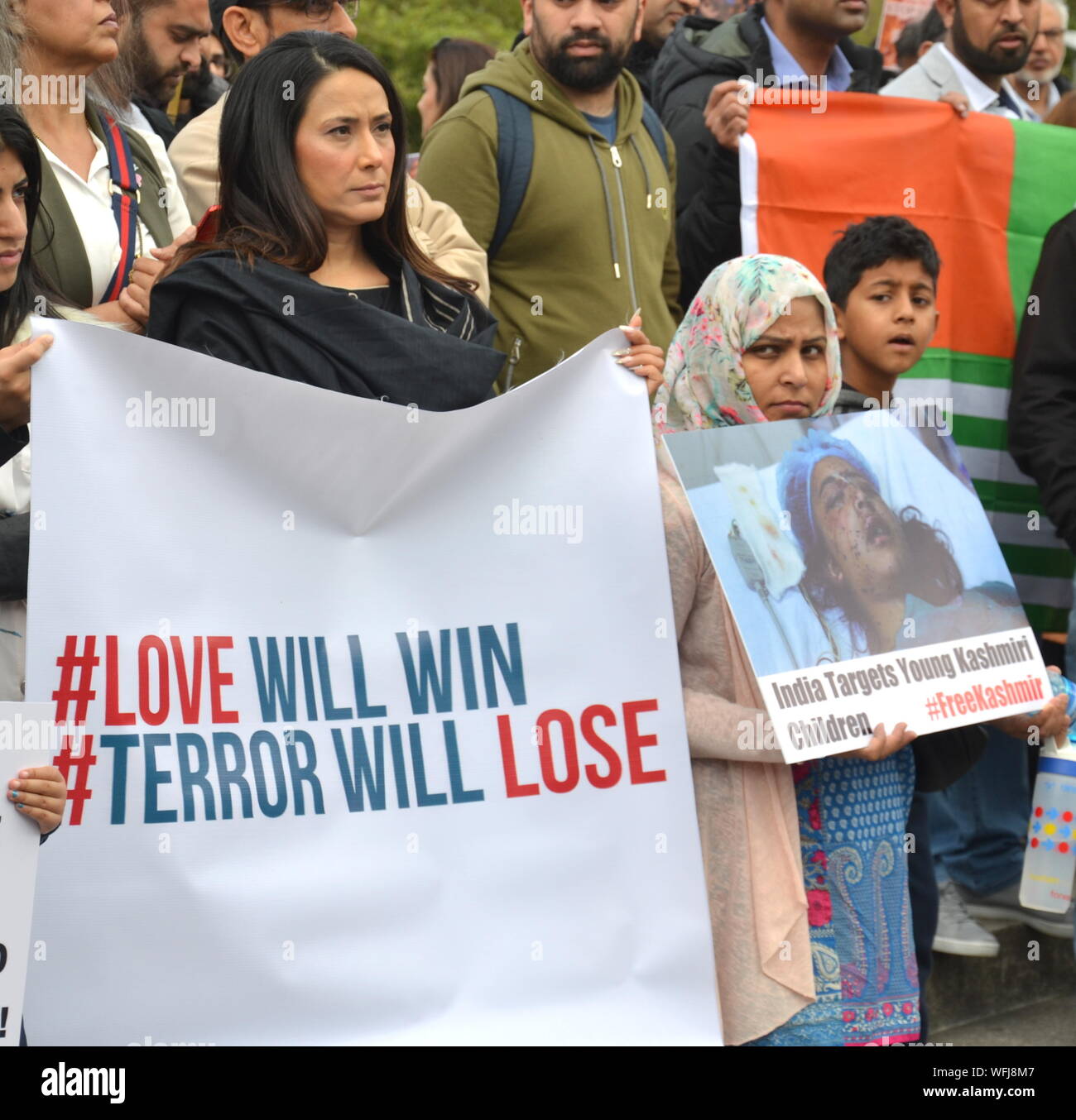 Diverse centinaia di persone hanno protestato a Piccadilly Gardens, Manchester, UK, il 31 agosto 2019, sostenendo per una maggiore libertà nella contestata la regione himalayana del Kashmir. L India ha revocato lo status speciale per la sua parte della regione e bloccata sulla comunicazione e movimento. Foto Stock