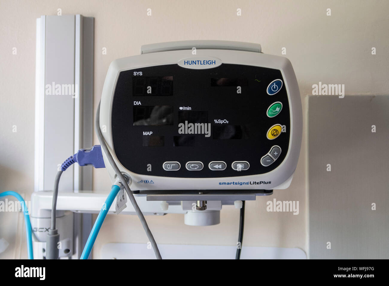 Ospedale dispositivo di monitoraggio paziente,monitor per i segni vitali,la pressione sanguigna,impulso,l'ossigeno, Foto Stock