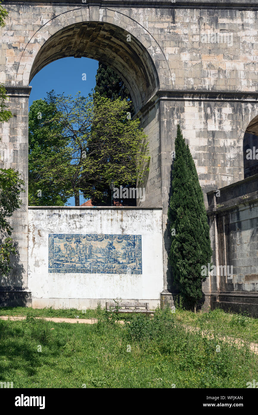 Un tram storico e Aqueduto das Águas libri, acquedotto e arco commemorativo in Amoreiras quartiere di Lisbona, Portogallo Foto Stock