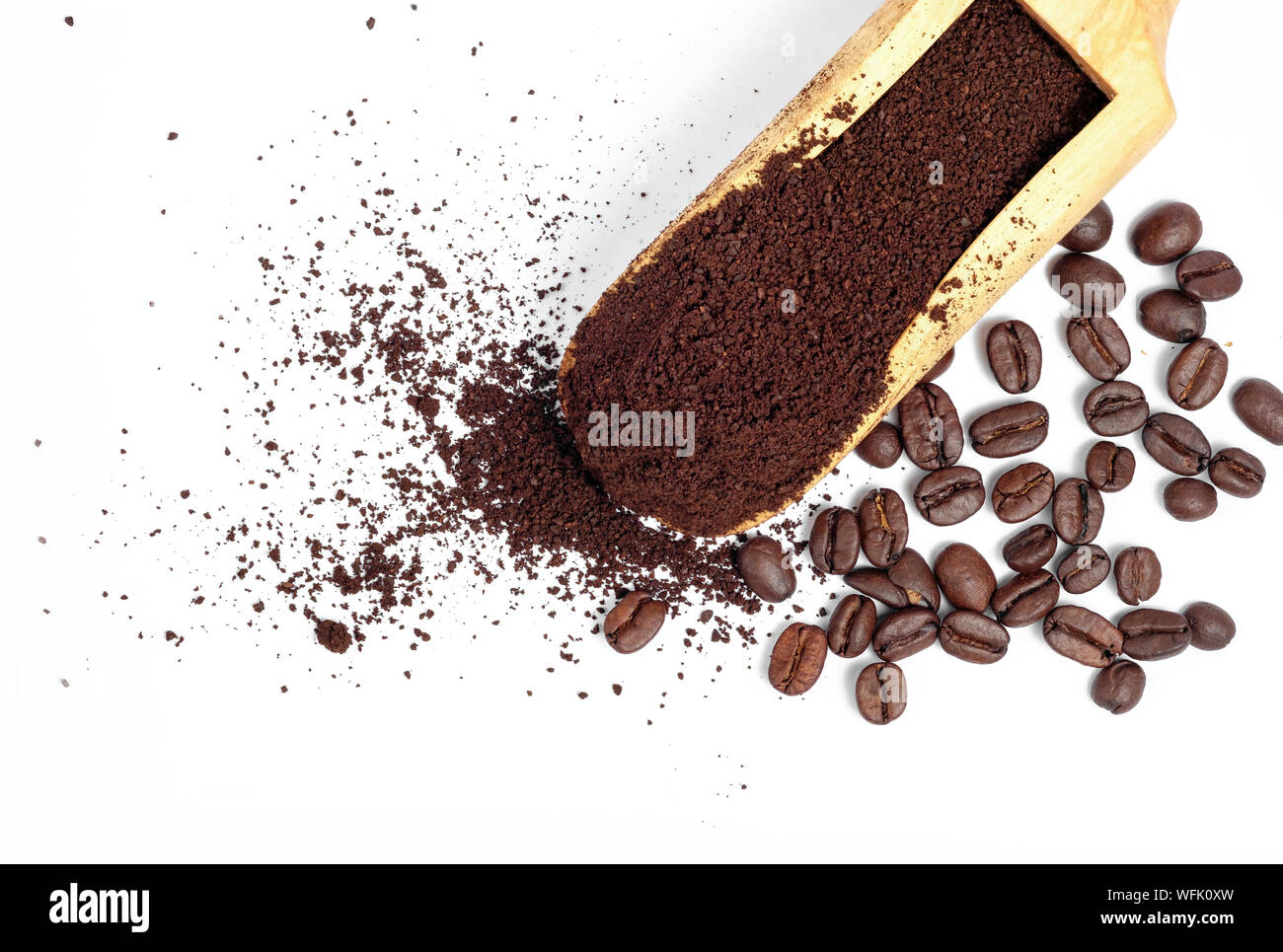 Massa di caffè arabica polvere sul convogliatore di legno con sfondo bianco Foto Stock