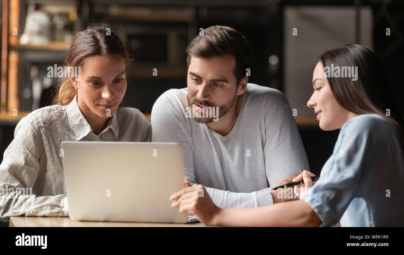 Assicurazione femmina broker ipotecari consultare giovane che mostra una presentazione online Foto Stock