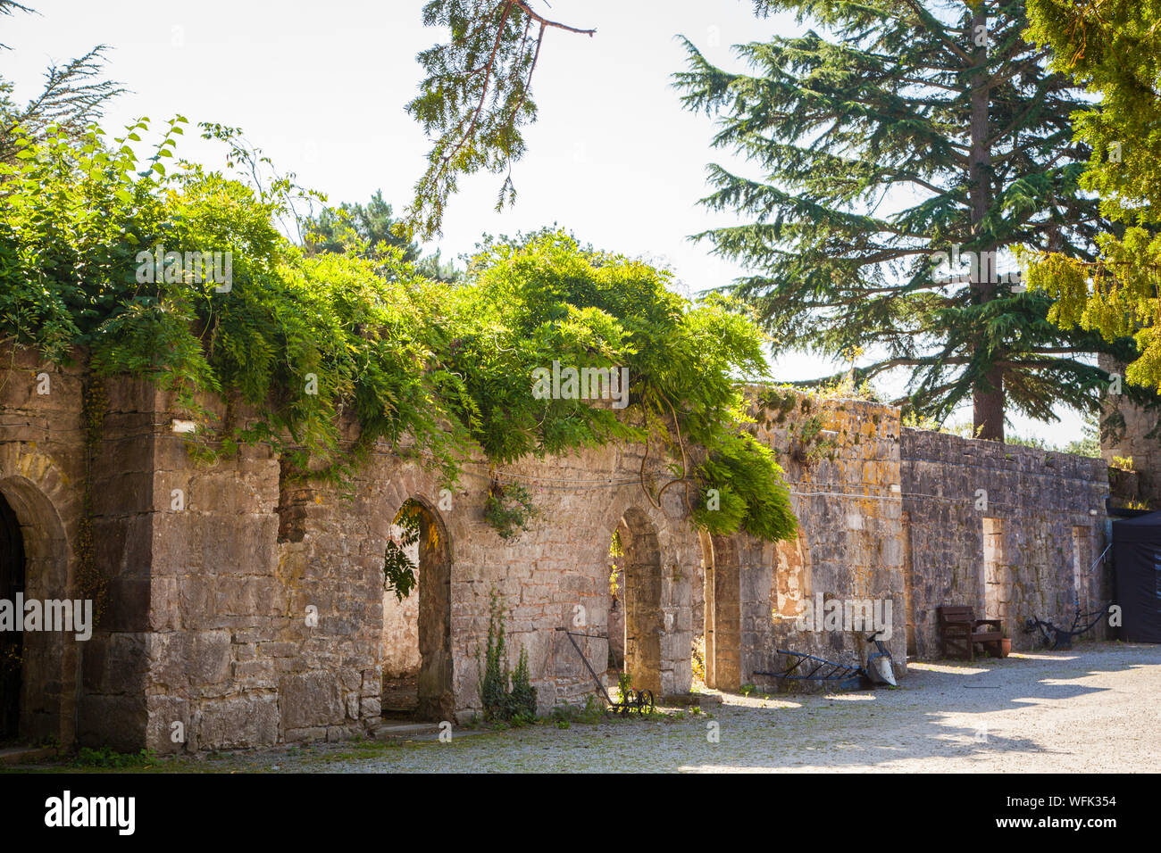 Le mura del castello in gallese città mercato di Bathgate Clwd Galles del Nord Foto Stock