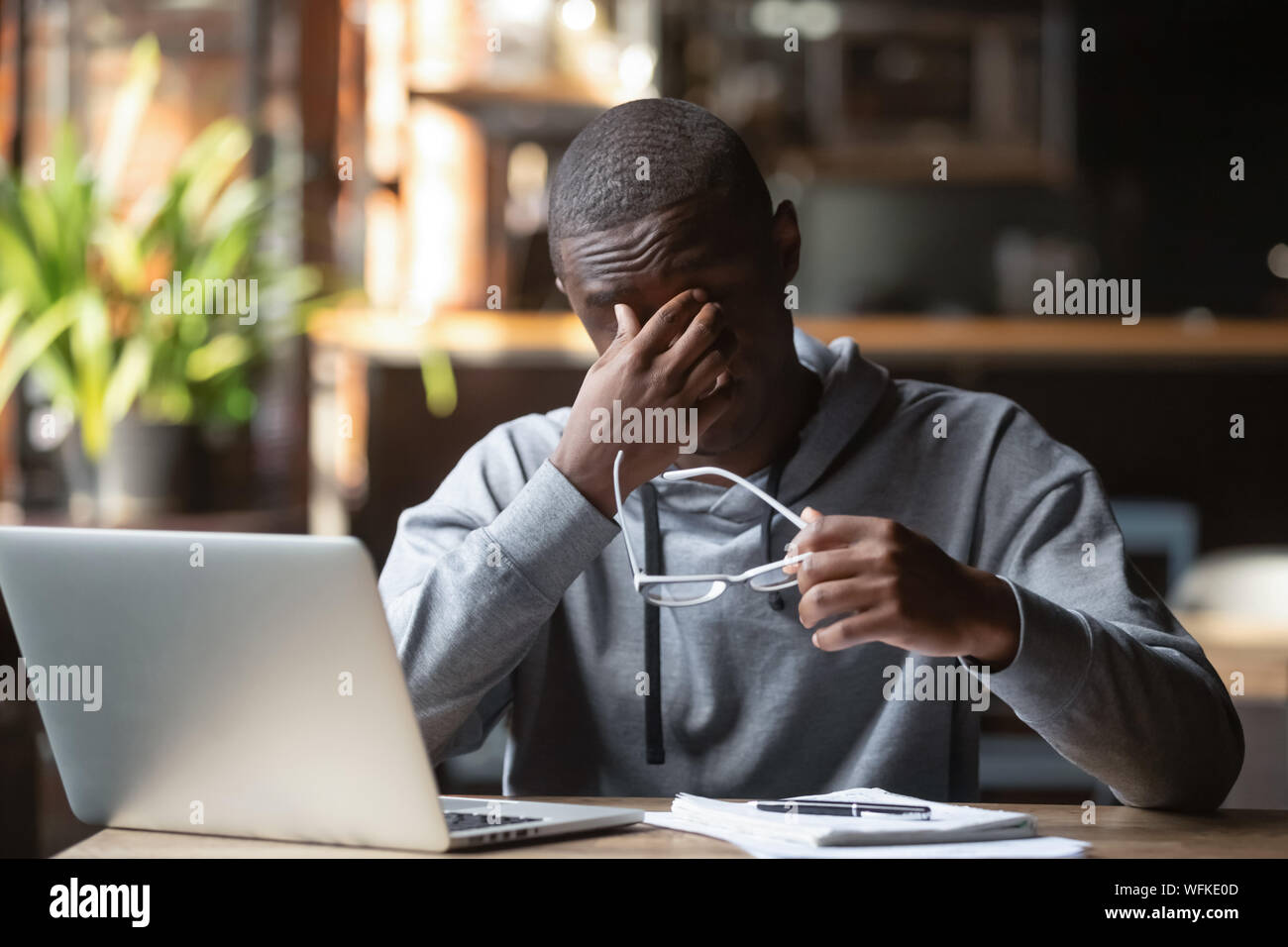 Stanco ha sottolineato black guy togliere i bicchieri sento affaticamento visivo Foto Stock