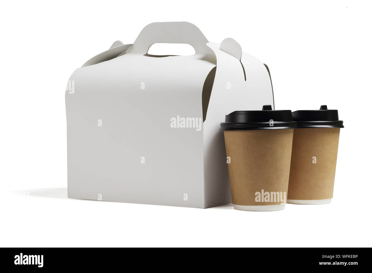 Due tazze di caffè e una scatola di pranzo su sfondo bianco Foto Stock