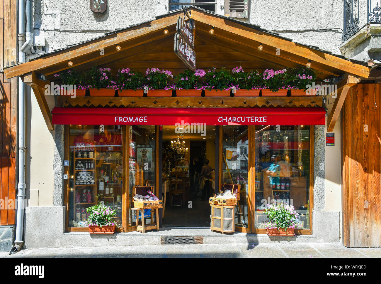 Esterno di un locale di affettati e formaggi shop in rifugio alpino stile in estate, Chamonix-Mont-Blanc, Haute Savoie, alpi, Francia Foto Stock