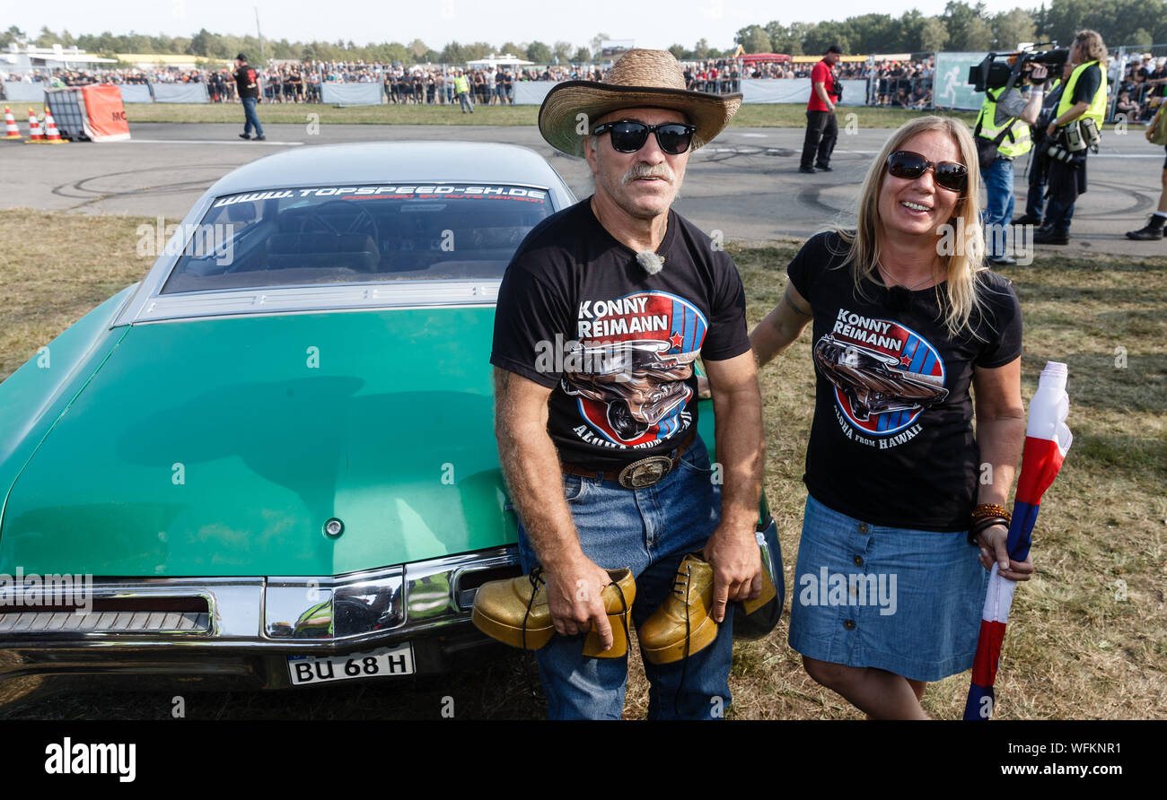 Hasenmoor, Germania. 31 Agosto, 2019. TV emigrante Konny Reimann e sua moglie Manuela presente il suo Buick-Riviera prima della gara principale presso la "Werner'-Festival, che ha perso contro Andy Feldmann in fine. Credito: Markus Scholz/dpa/Alamy Live News Foto Stock