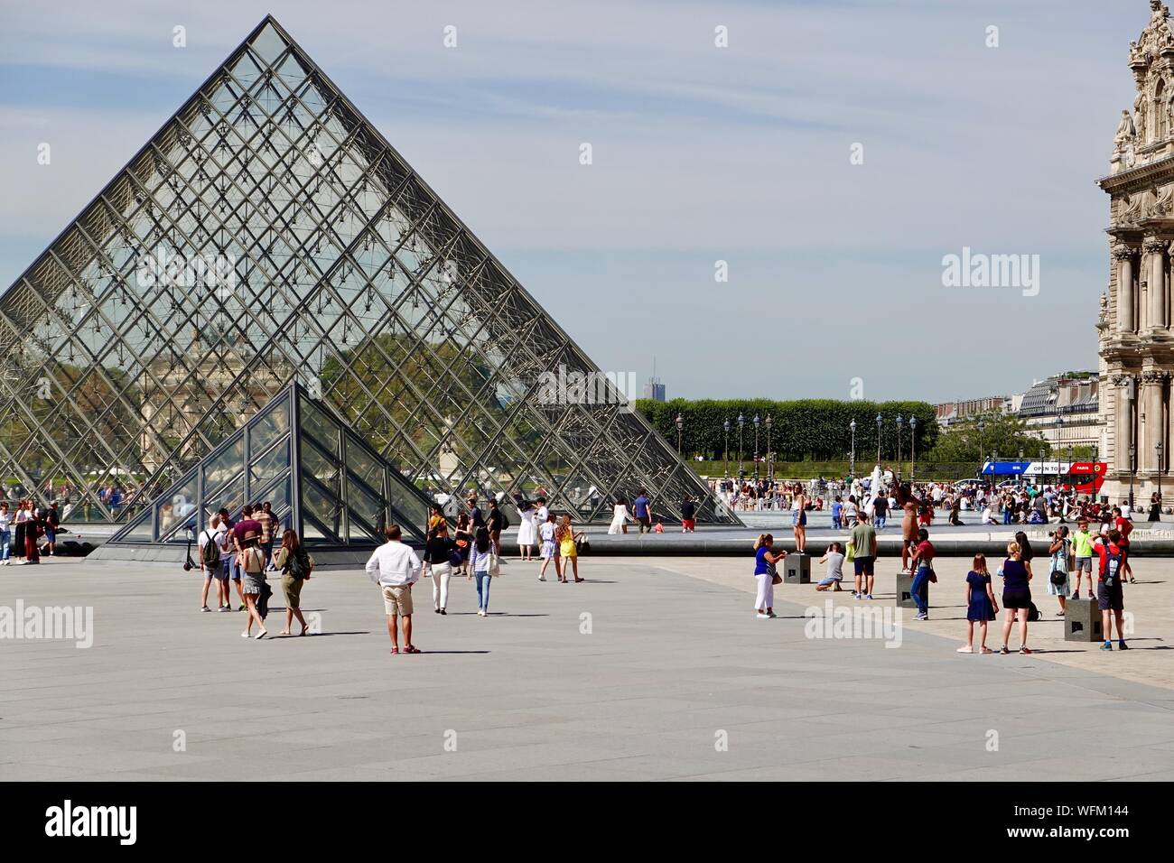 La piramide del Louvre con persone, tarda estate, Parigi, Francia Foto Stock