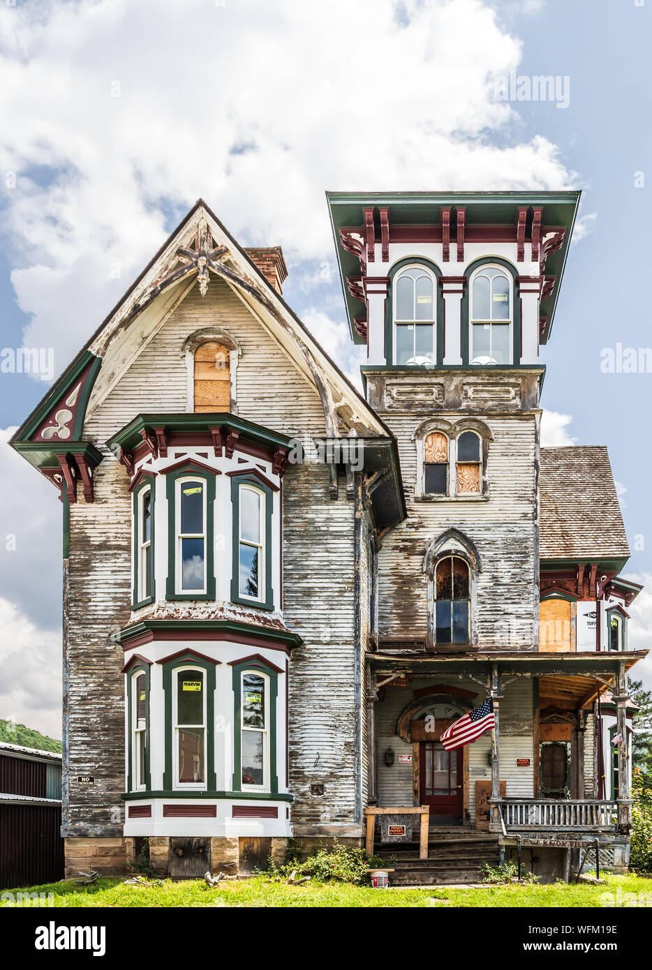 COUDERSPORT, PA, Stati Uniti d'America-10 agosto 18: una vecchia casa Vittoriana su Main Street, lentamente di essere rivitalizzata. Foto Stock