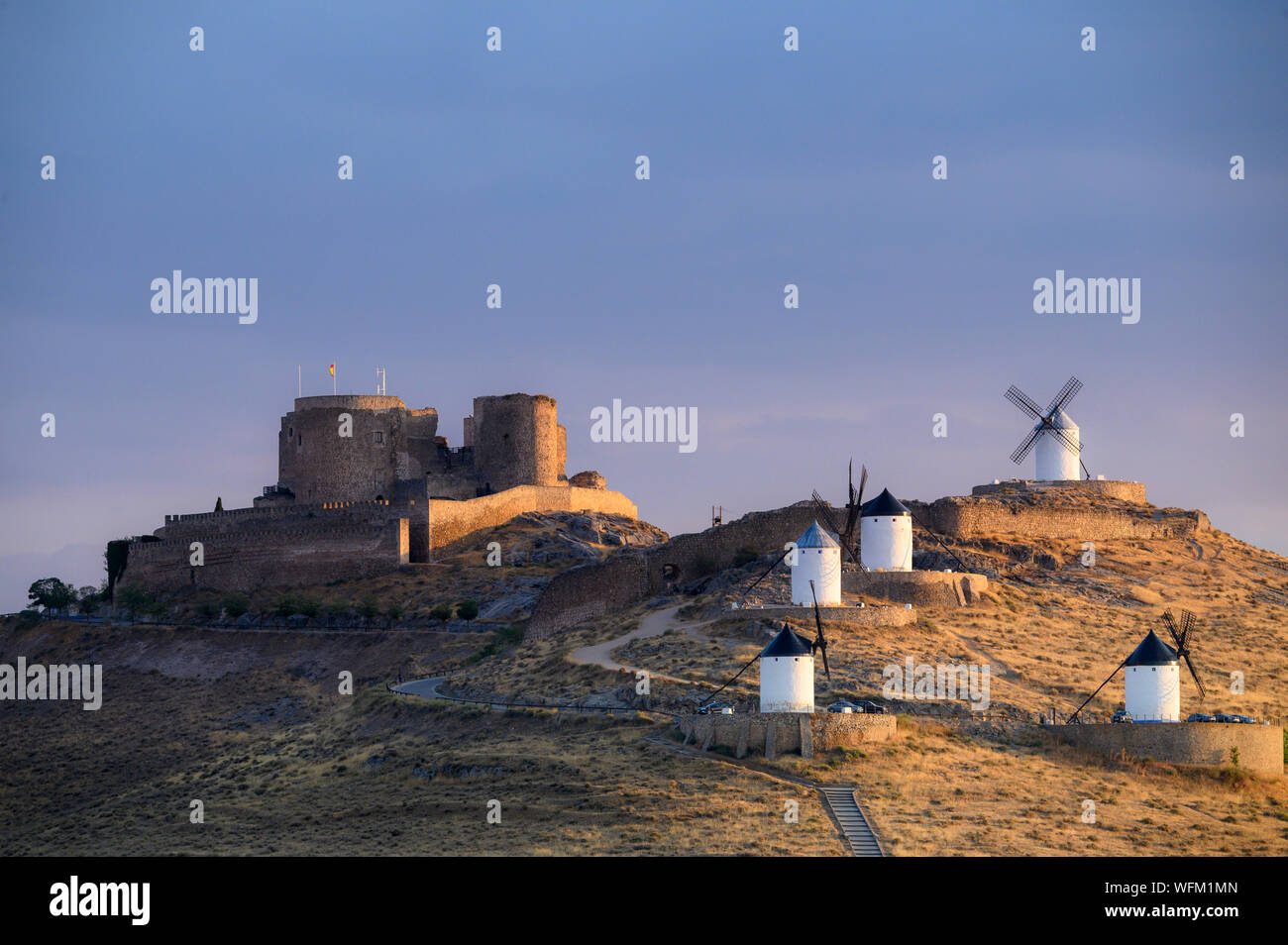 Mulini a vento di Don Chisciotte della Mancia Consuegra Spagna i mulini di Consuegra sono una serie di mulini situato nel cosiddetto 'Calderico hill' Foto Stock Mulini a vento di Don Chisciotte della Mancia Consuegra Spagna i mulini di Consuegra sono una serie di mulini situato nel cosiddetto 'Calderico hill' Foto Stock
