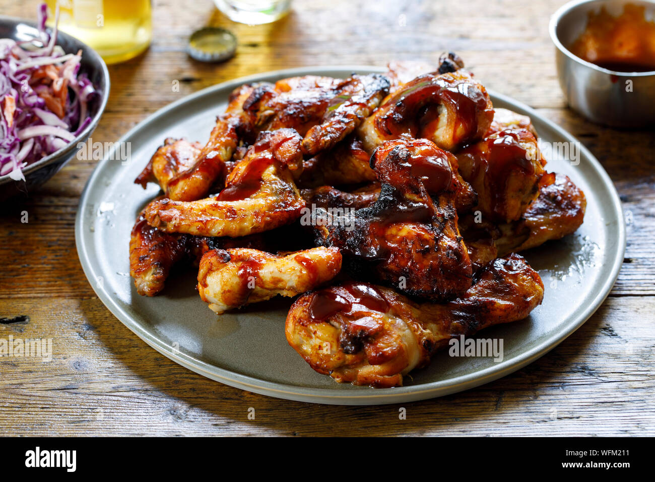 Barbecue di ali di pollo e bacchette con salsa Foto Stock