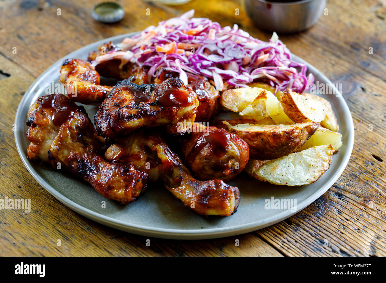 Barbecue di ali di pollo e bacchette con salsa Foto Stock