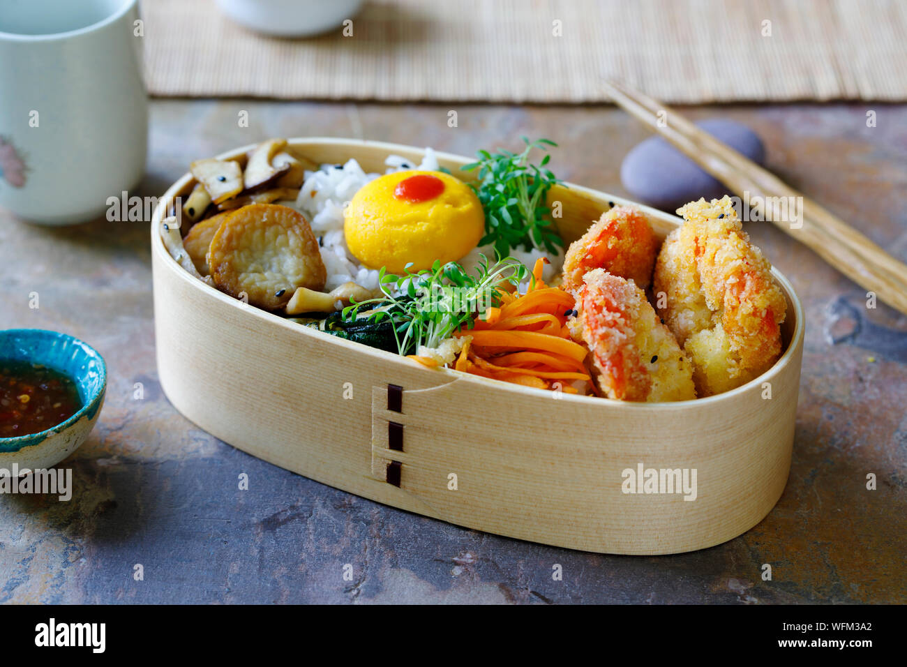 Giapponese scatola di Bento con gamberi tempura, riso e verdure Foto Stock