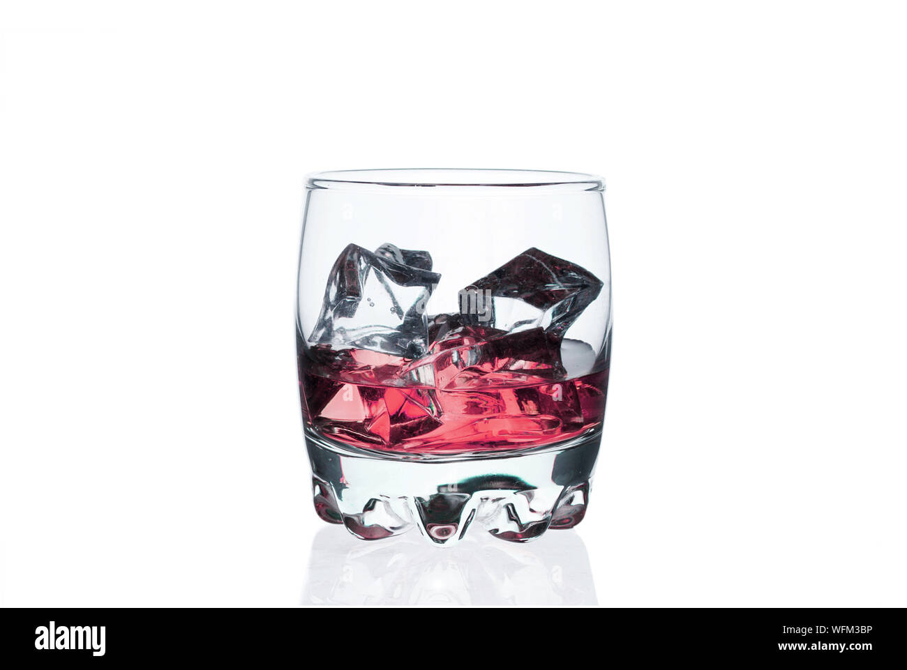 Pink drink con cubetti di ghiaccio in un bicchiere su sfondo bianco. Refrigerate cocktail esotici. Tonic liquido direttamente dalla barra. Foto Stock